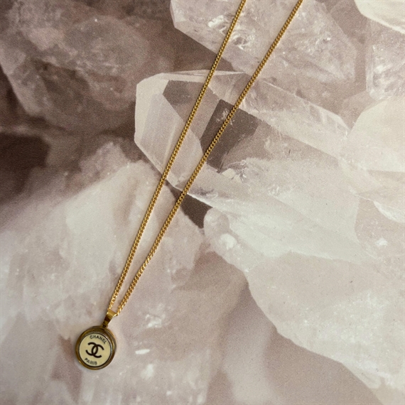 Vintage Treasures Halskæde M. Chanelknap, Hvid/Guld